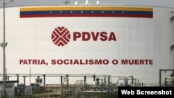 Un cartel en una de las plantas de PDVSA. Los que renuncian temen ser objeto de imputaciones por "traición a la patria". 